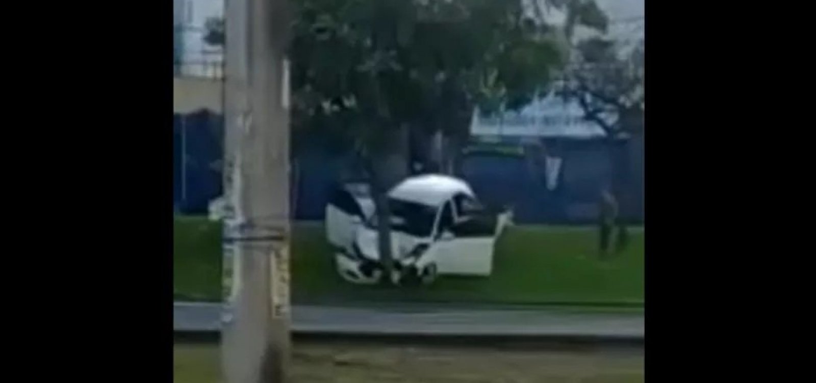 Três pessoas ficam feridas após carro bater em árvore em Salvador
