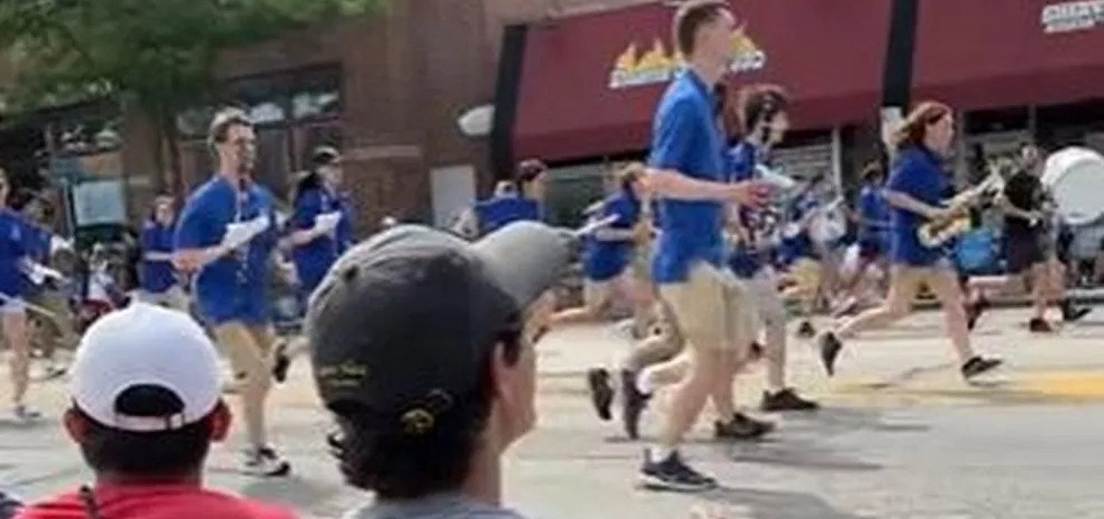 Tiros durante 4 de julho interrompem desfile em Illinois, nos EUA