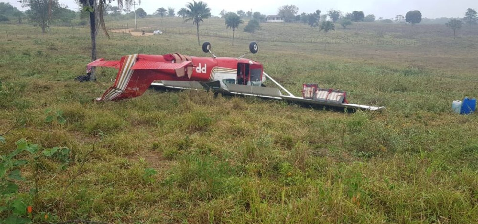 Avião de pequeno porte tomba na zona rural de Ruy Barbosa