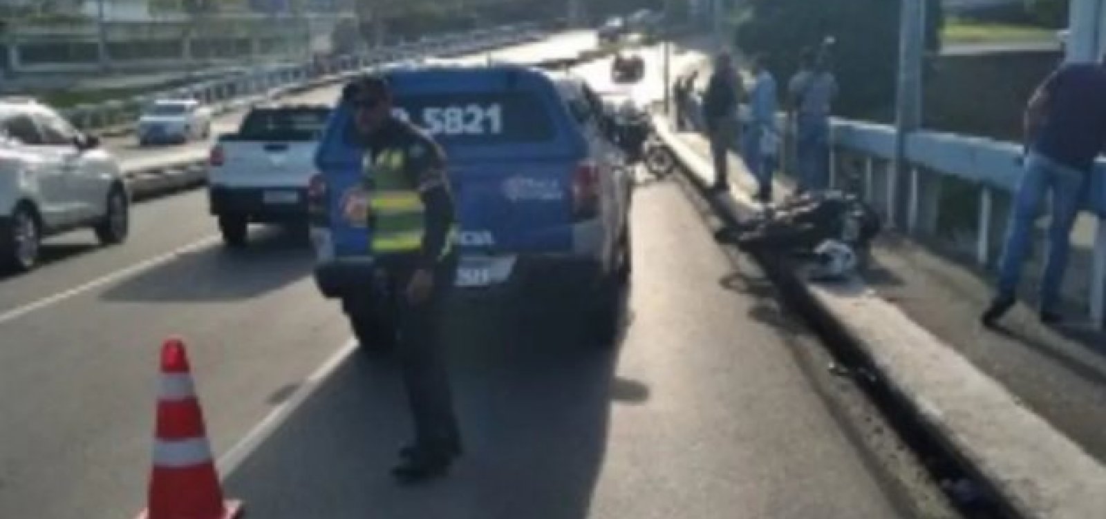 Homem cai de viaduto após acidente de moto na Av. Bonocô