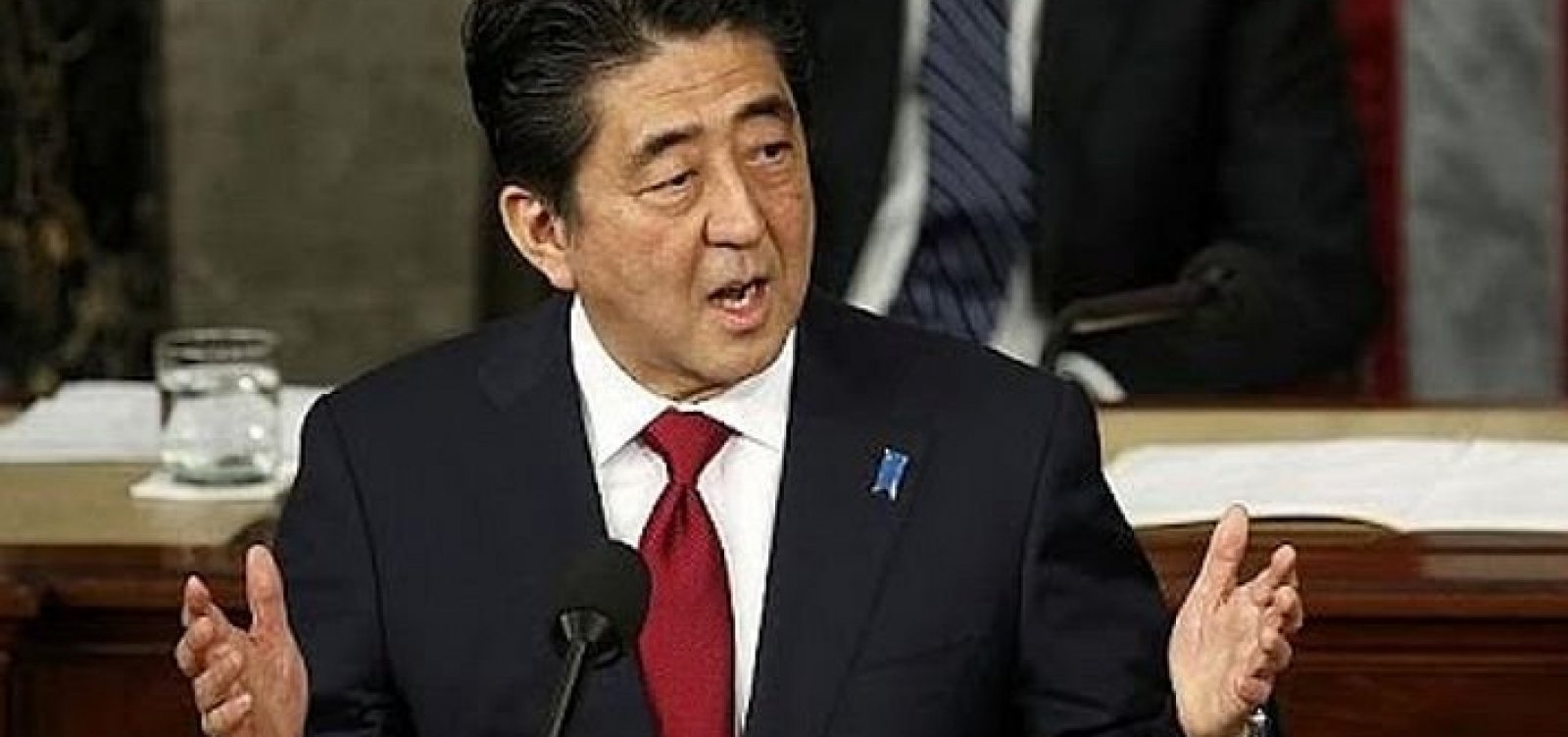 Ex-primeiro-ministro do Japão morre baleado durante discurso