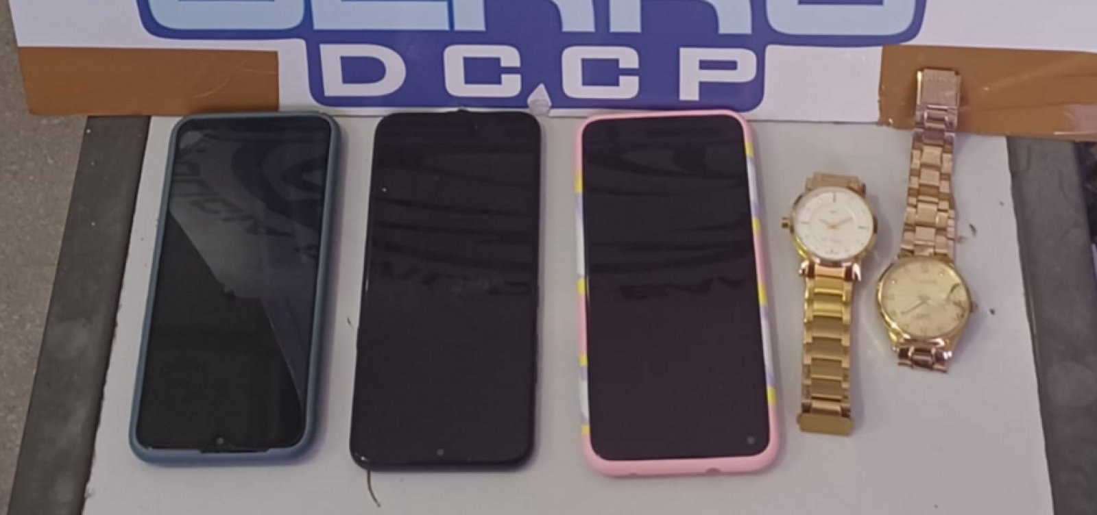 Mulher &eacute; presa ap&oacute;s assaltar &ocirc;nibus usando sand&aacute;lia como 'arma' em Salvador