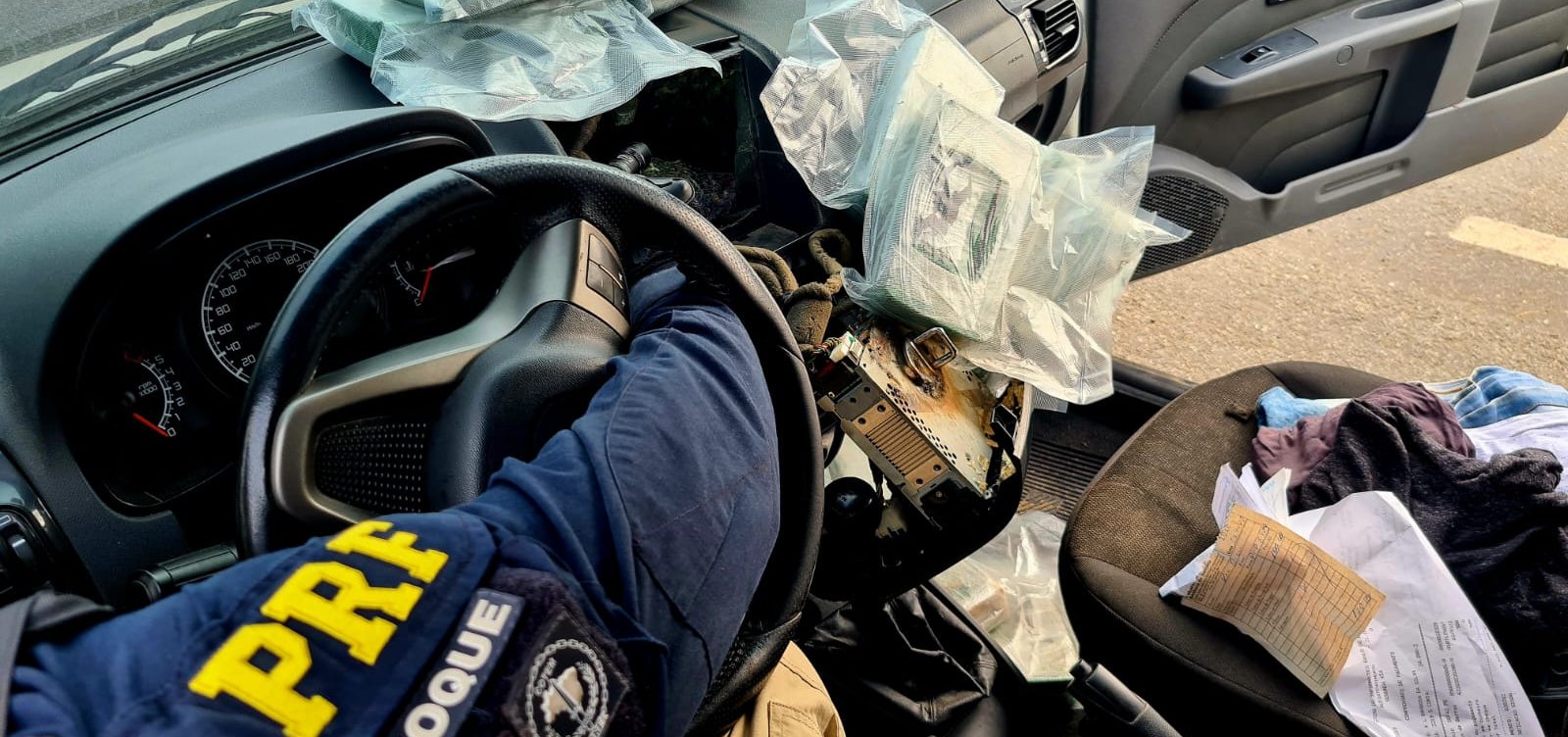 Motorista é flagrado com quase 21 quilos de crack em compartimento oculto de caminhão em Jequié