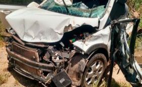 Duas pessoas ficam feridas em acidente de carro em Teixeira de Freitas