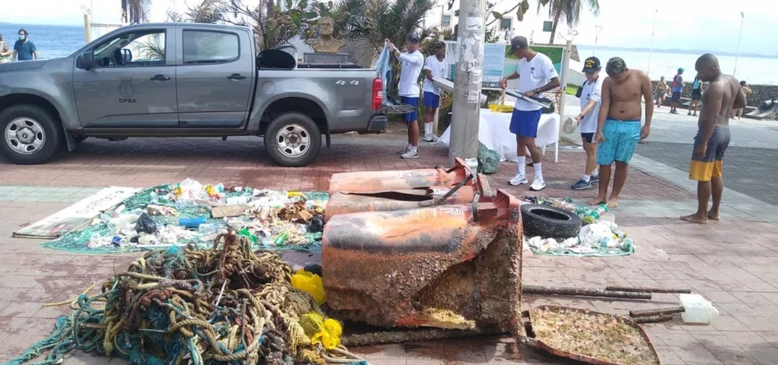 Em ação de limpeza, mergulhadores retiram 400kg de lixo do Porto da Barra