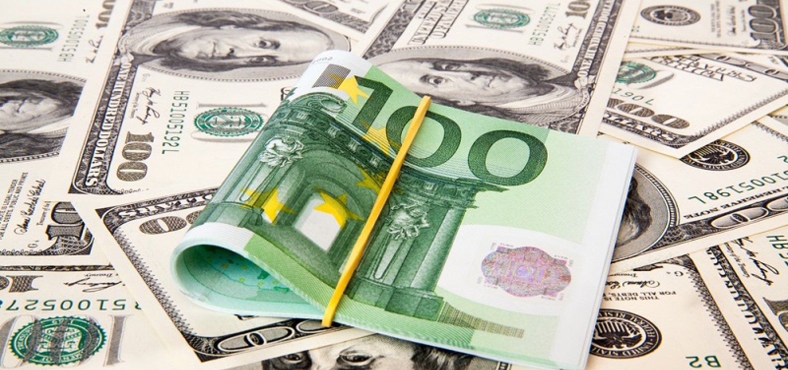 Euro e dólar têm mesmo valor pela primeira vez em 20 anos