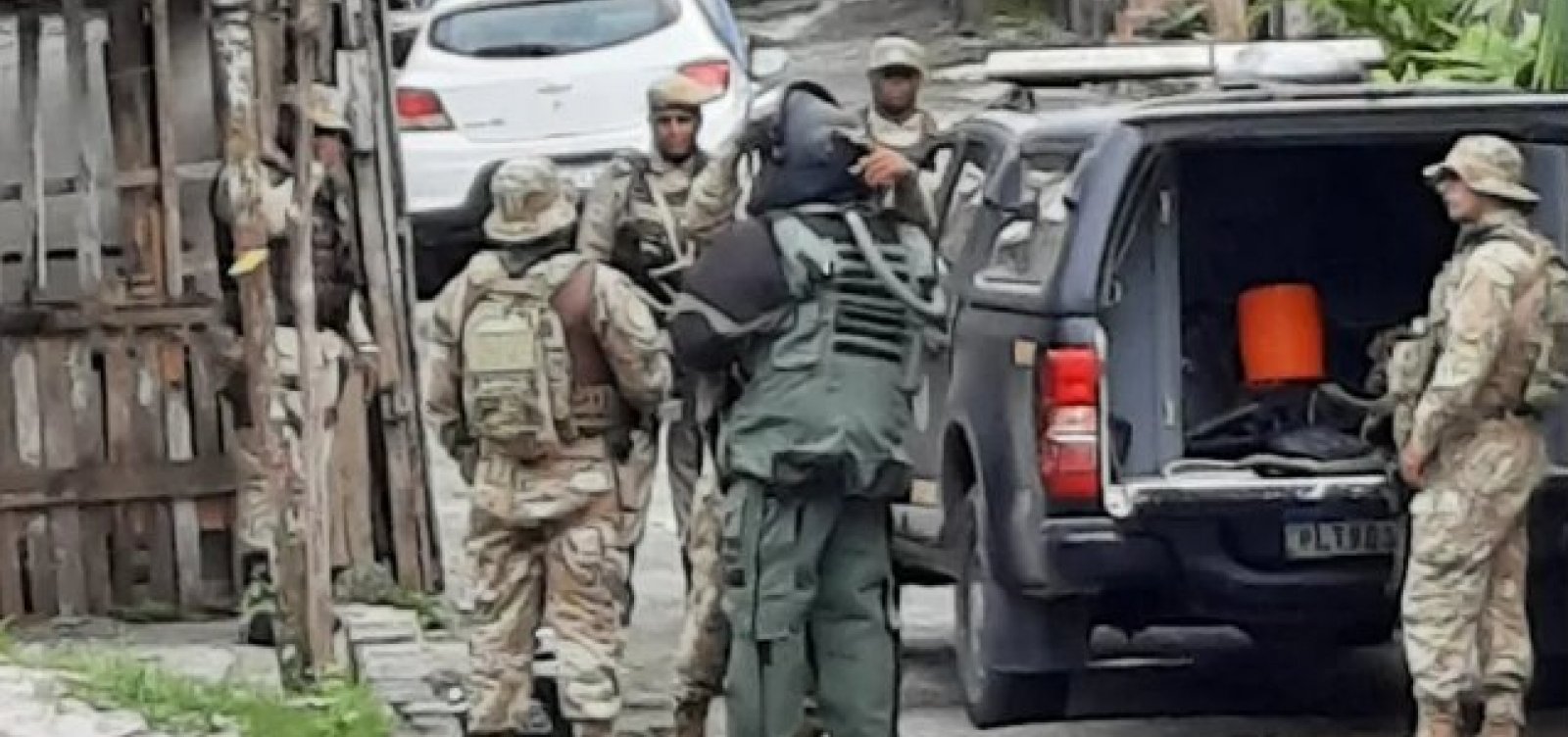 Policiais do Bope realizam explosão controlada de granada encontrada em Mirantes de Periperi