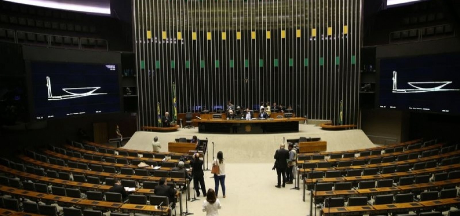 Câmara aprova PEC que amplia auxílios em 1º turno e sessão é suspensa por problemas técnicos
