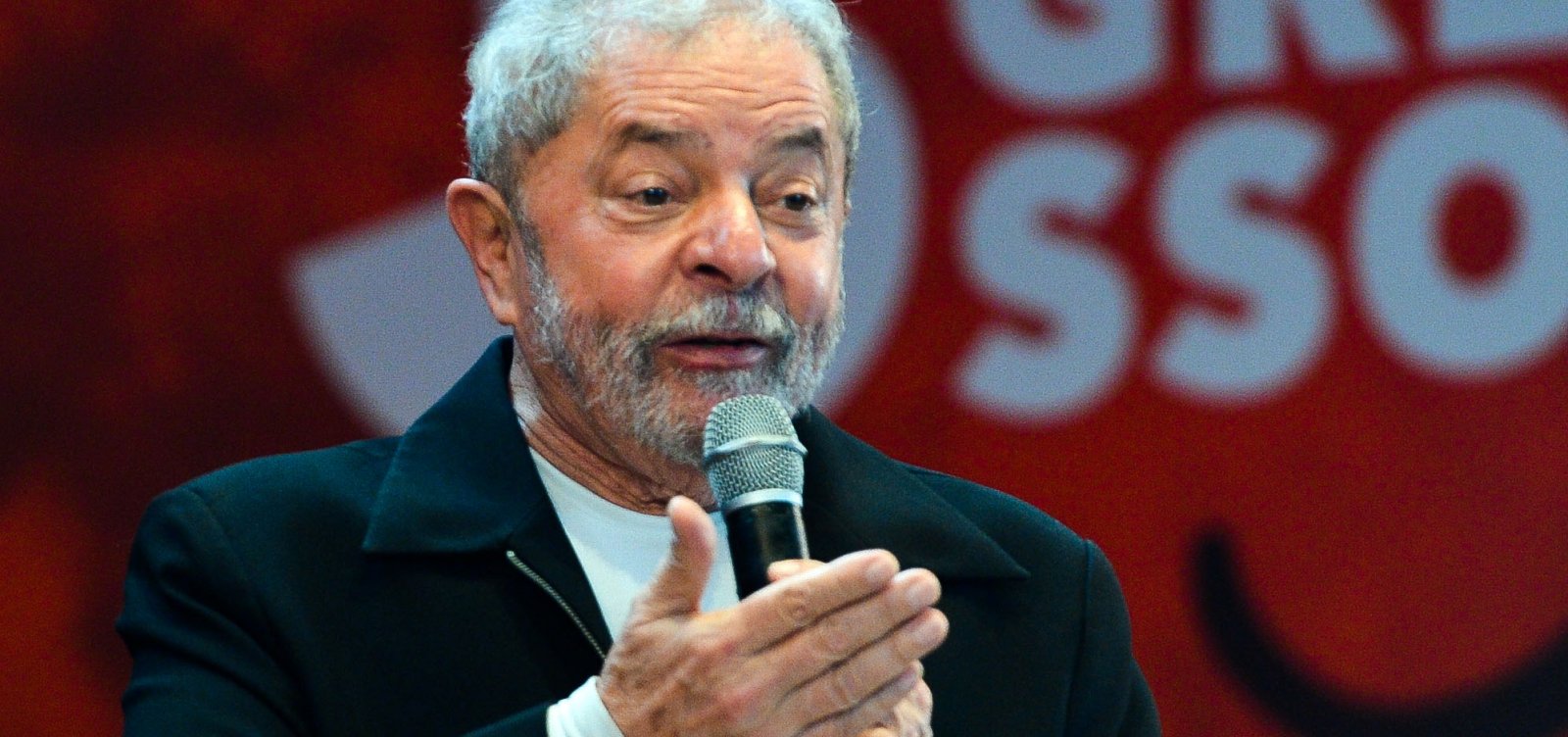 Lula diz a senadores que vencer no 1º turno é essencial para evitar golpe no país