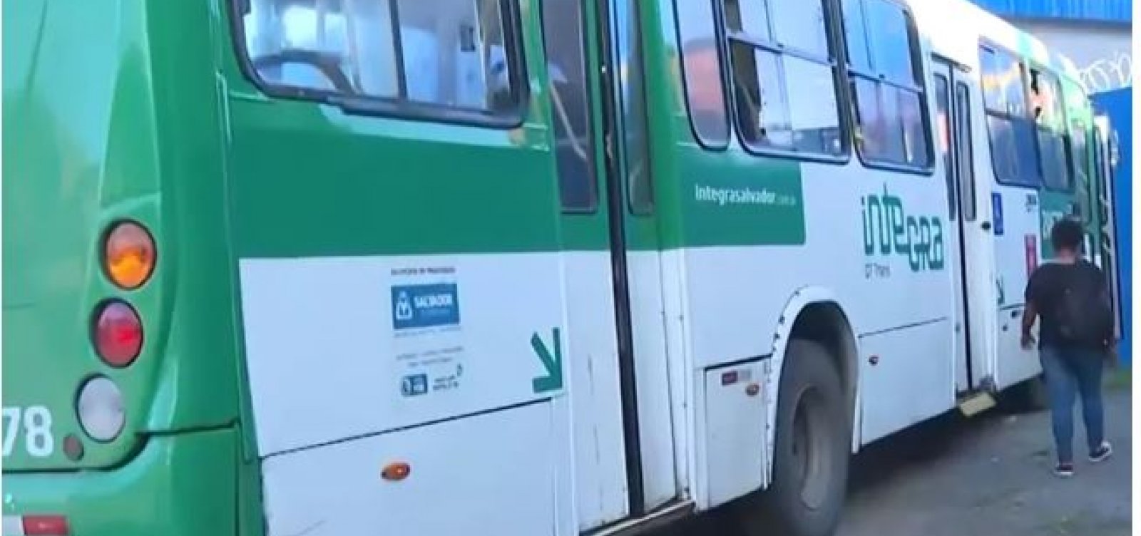 Homens armados assaltam passageiros de ônibus e fazem ameaças