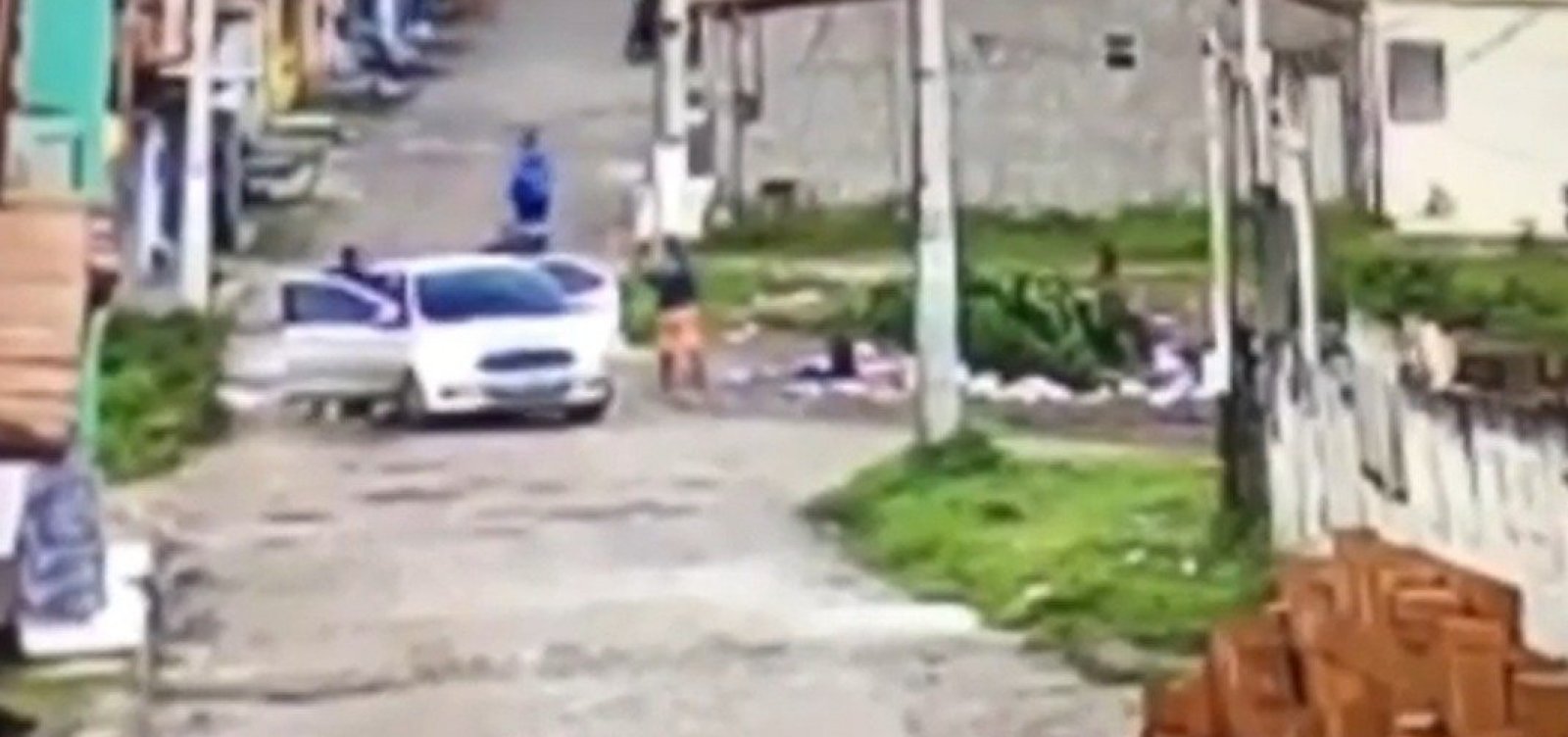 Vídeo contraria versão da PM e mostra jovem rendido sendo morto a tiros por policial na Bahia