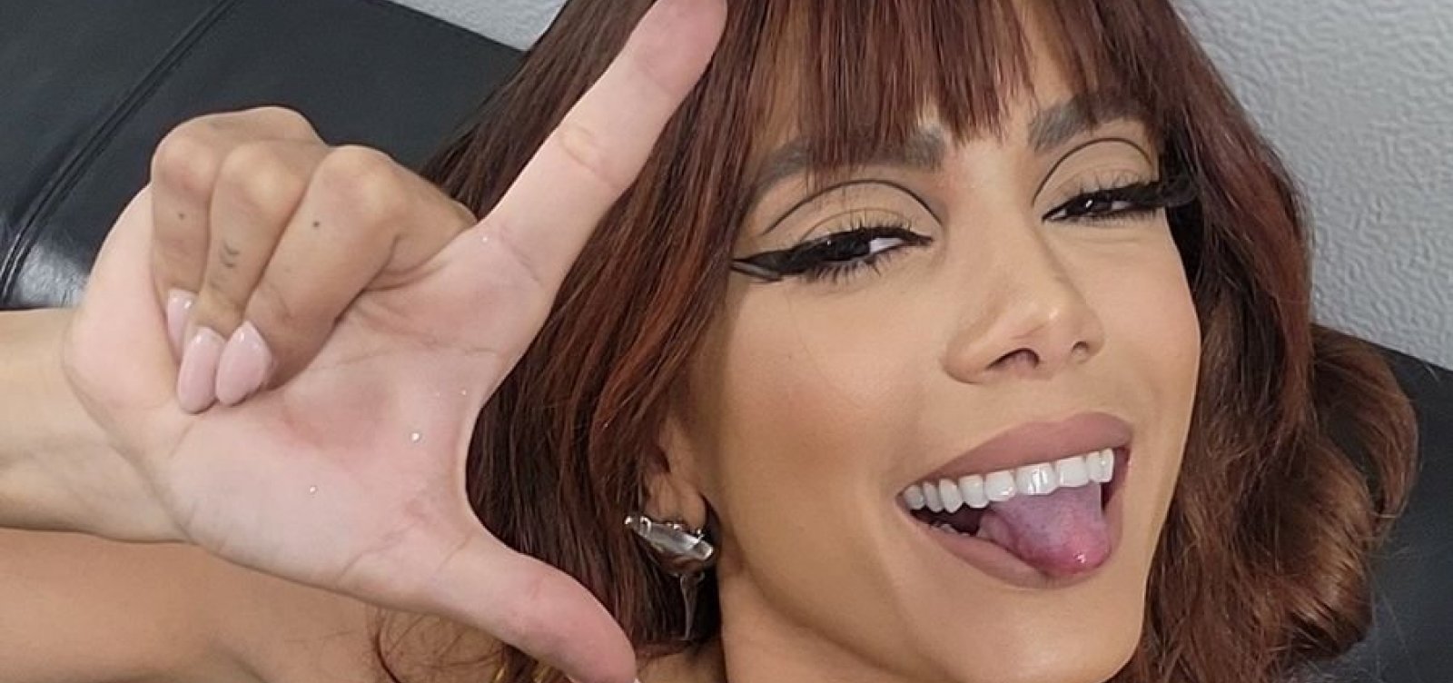 Após declarar apoio a Lula, Anitta afirma que não é petista e proíbe PT de usar sua imagem