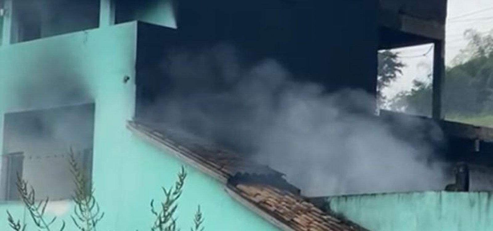 Bombeiros controlam fogo após explosão de depósito clandestino em Candeias