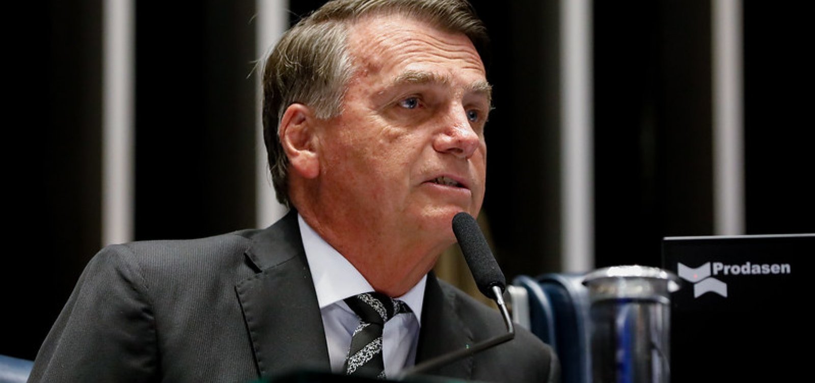 Bolsonaro volta a atacar urnas, STF e TSE em reunião com embaixadores 