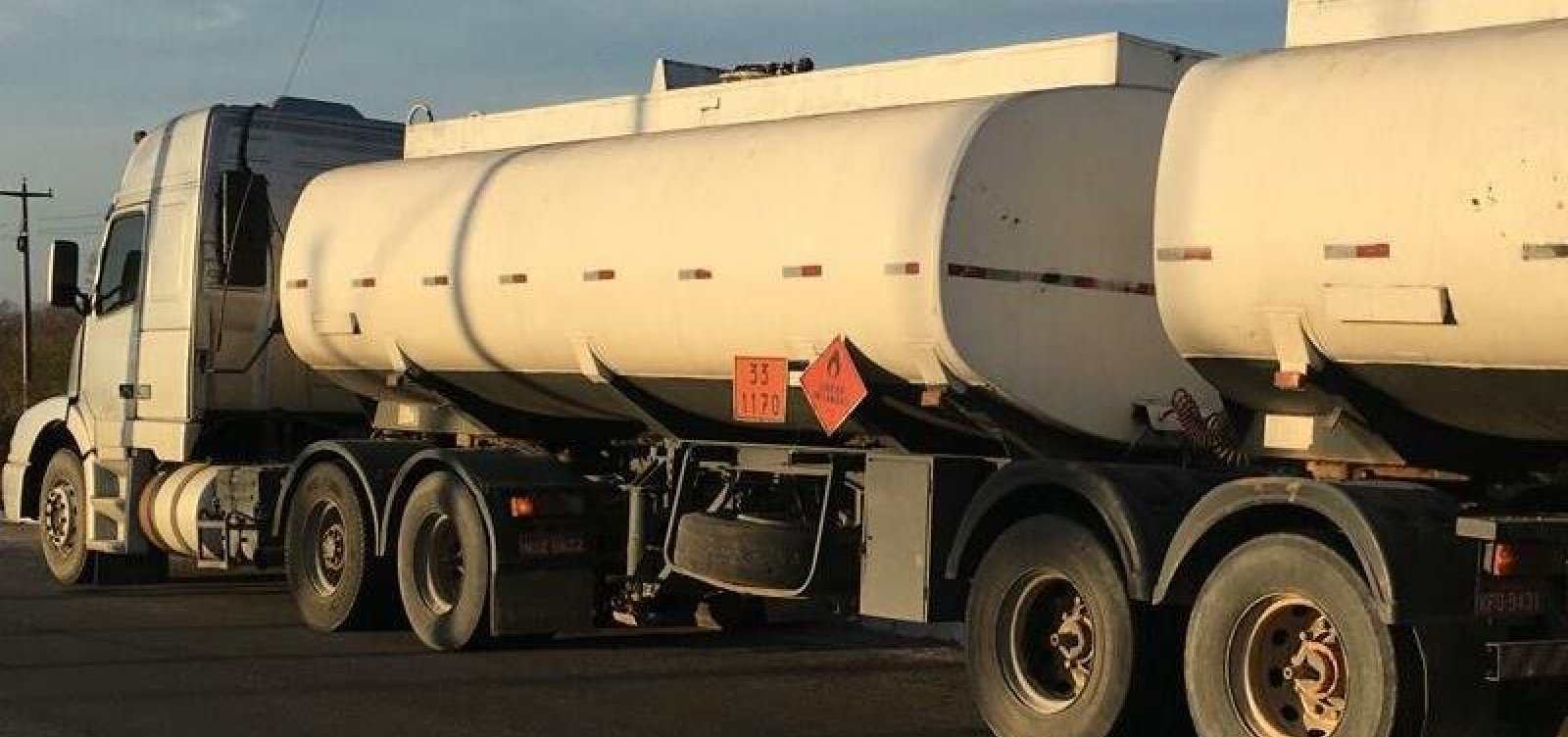 Carreta carregada com álcool tomba na BR 324 e motorista fica ferido