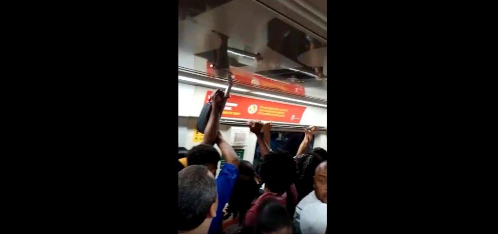 Acidente entre carros afeta Linha 2 do metrô de Salvador e Lauro de Freitas