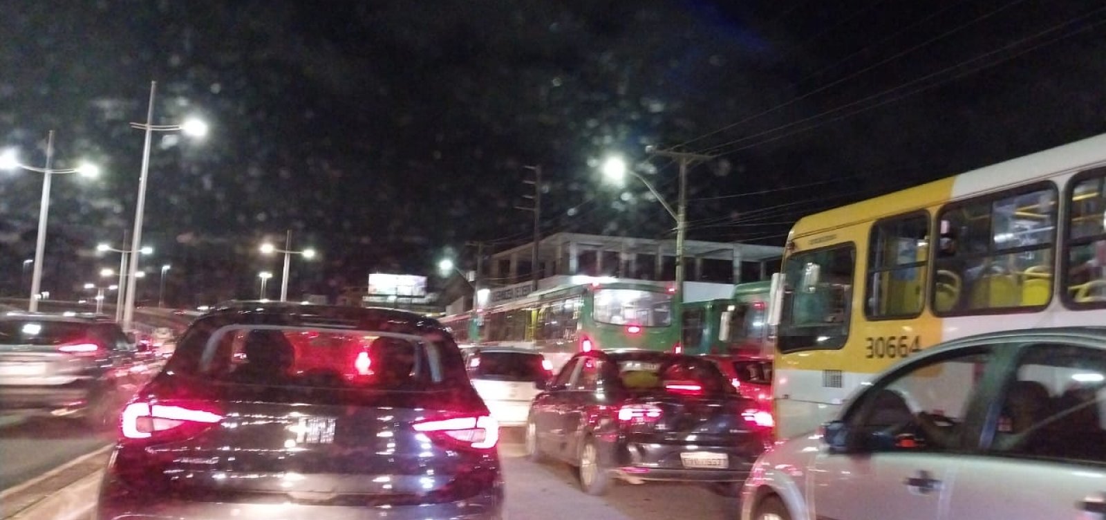Trânsito continua congestionado em Salvador após manifestação de rodoviários e acidente 