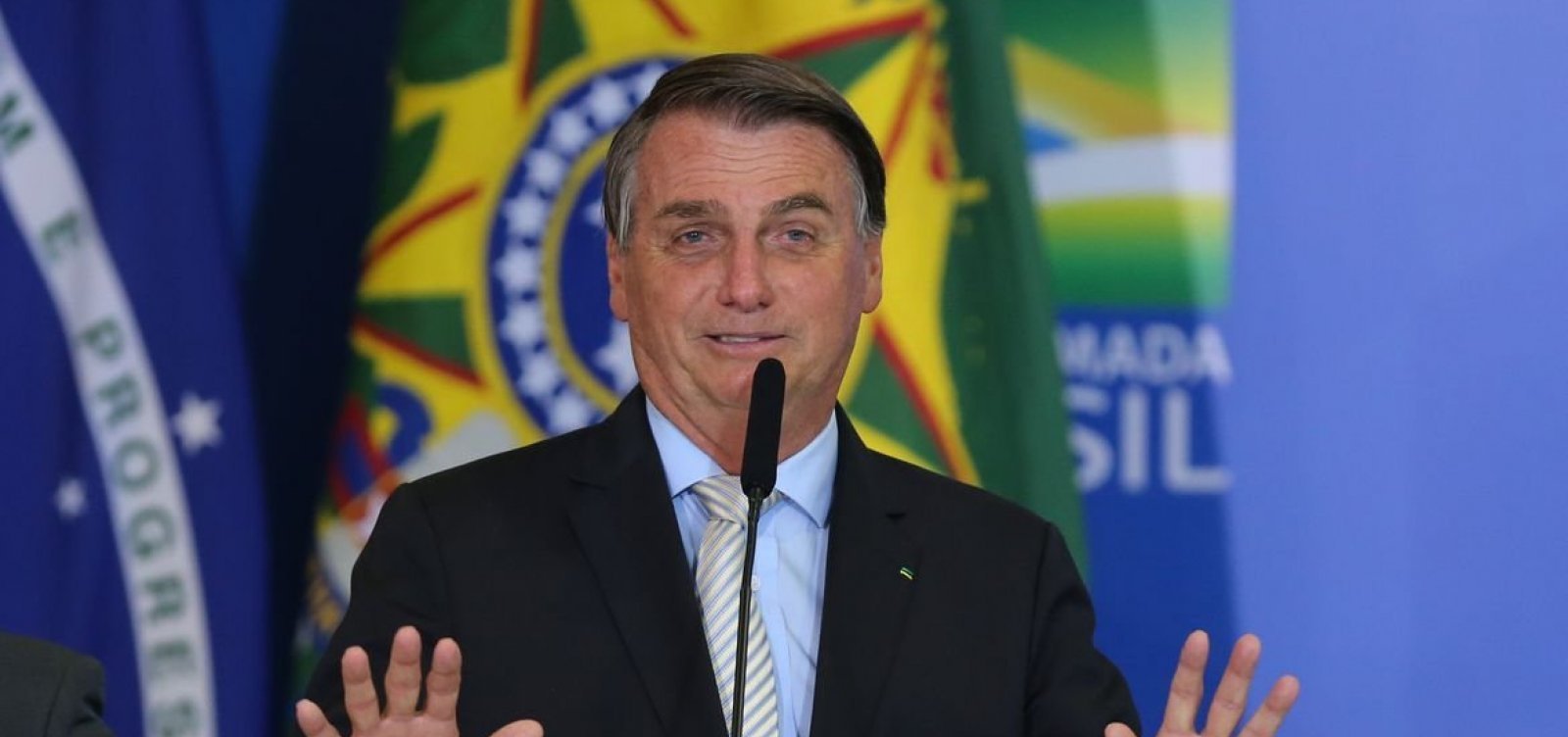 Bolsonaro critica jovens que culpam governo por desemprego: "Tem que correr atrás"