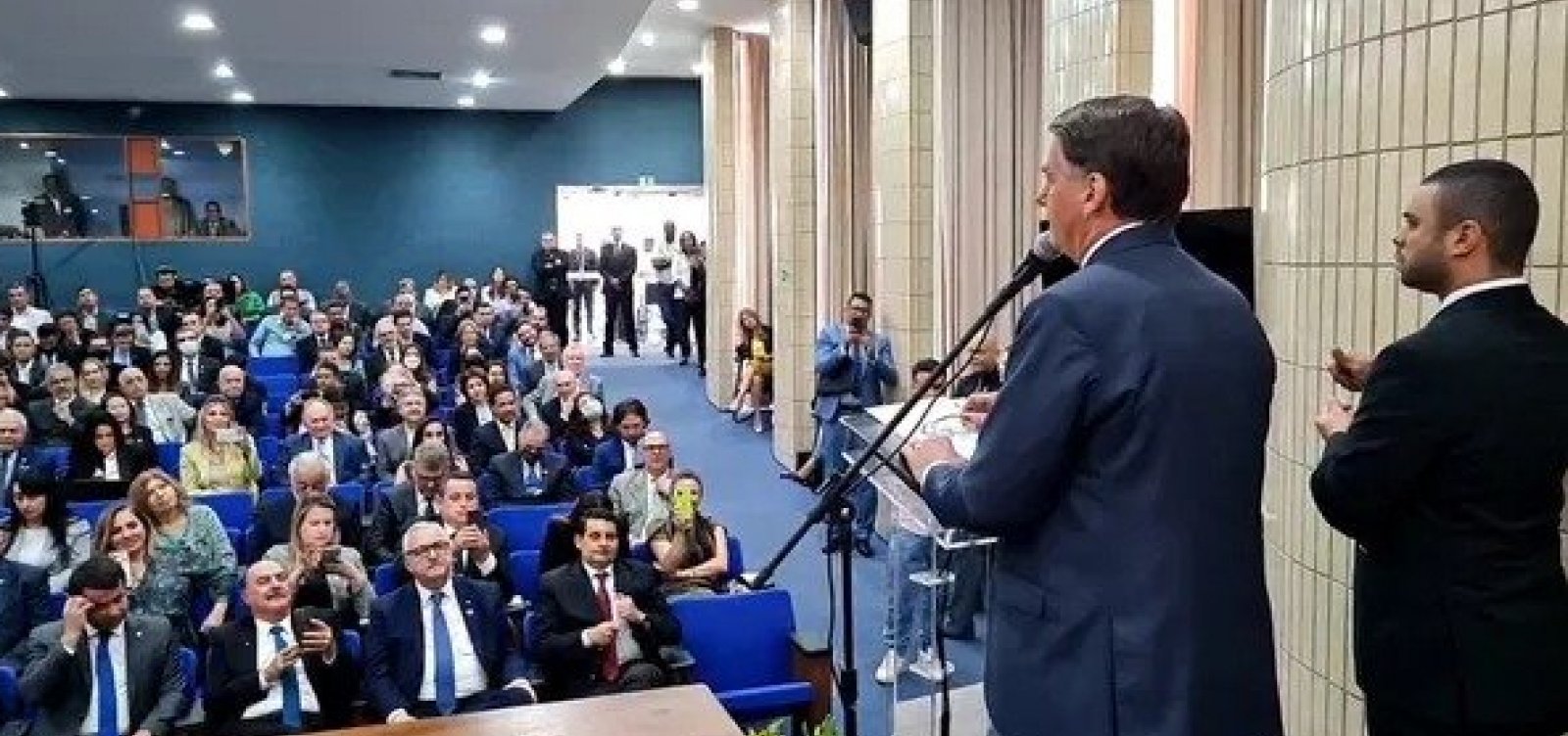 Bolsonaro discursa para médicos em ato fora da agenda oficial nesta quarta