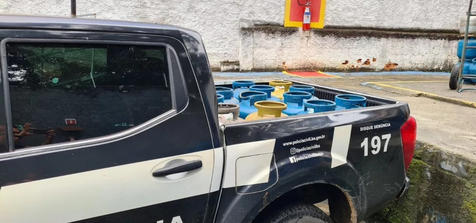 Polícia apreende 13 botijões de gás vendidos ilegalmente em Ilhéus