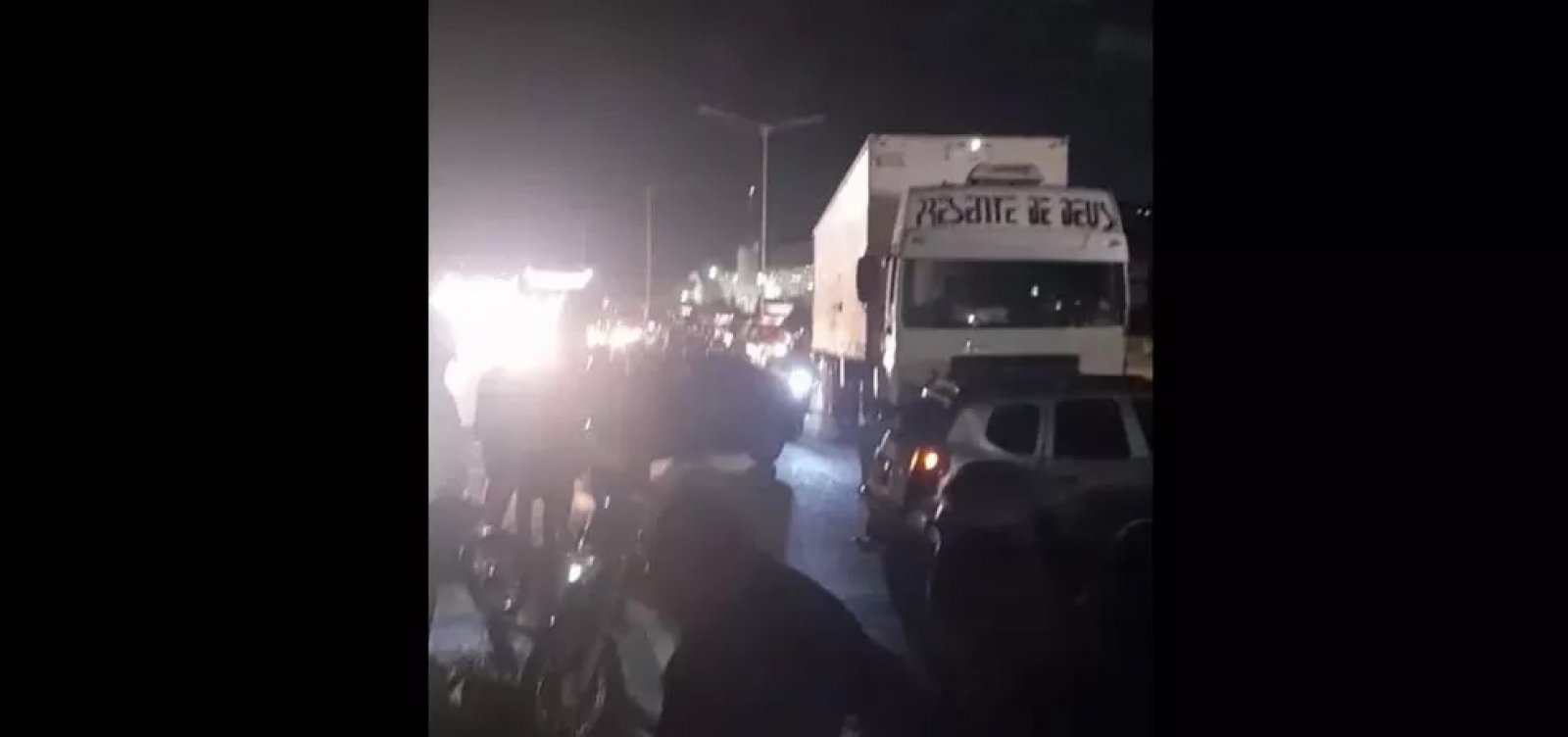 Acidente entre carro e veículo de carga deixa feridos na BR-324, em Salvador