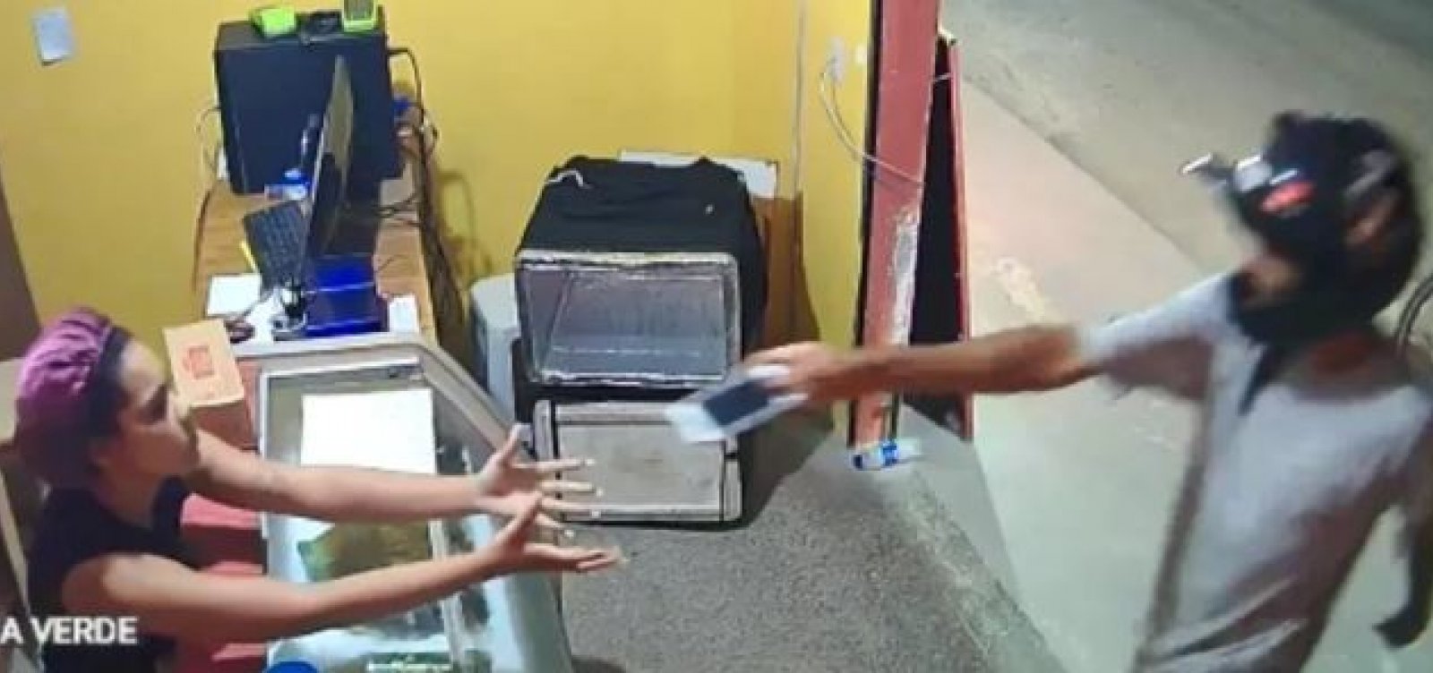 Homem assalta pizzaria em Camaçari mas devolve celular de atendente após apelo 