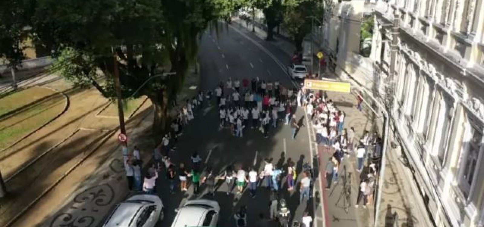 Familiares e amigos realizam caminhada em protesto após morte de adolescente na Avenida Sete