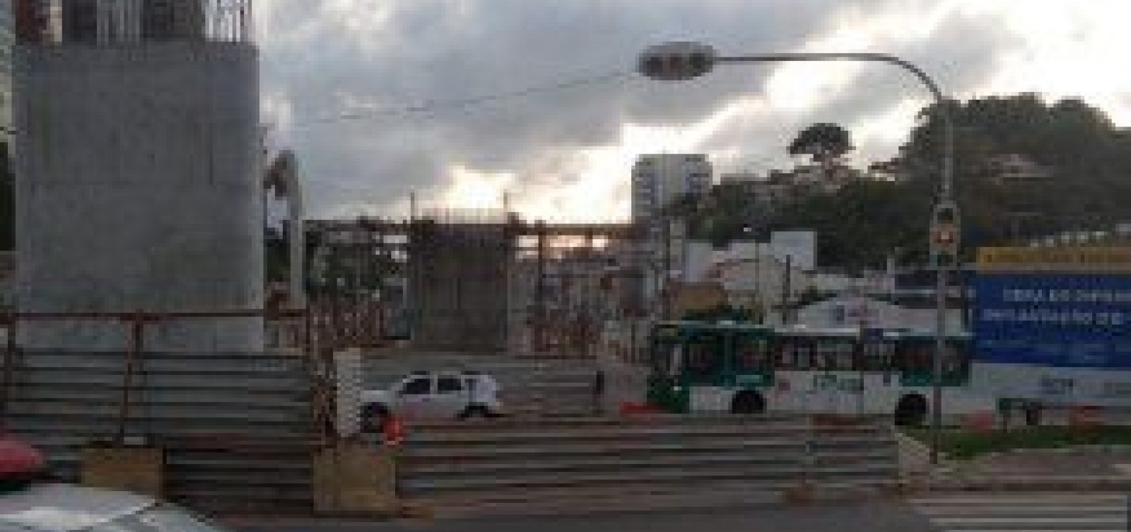Obras do BRT modificam trânsito no cruzamento da Rua Lucaia