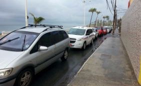 Motoristas fazem fila por gasolina a R$ 3,49 em posto de Amaralina