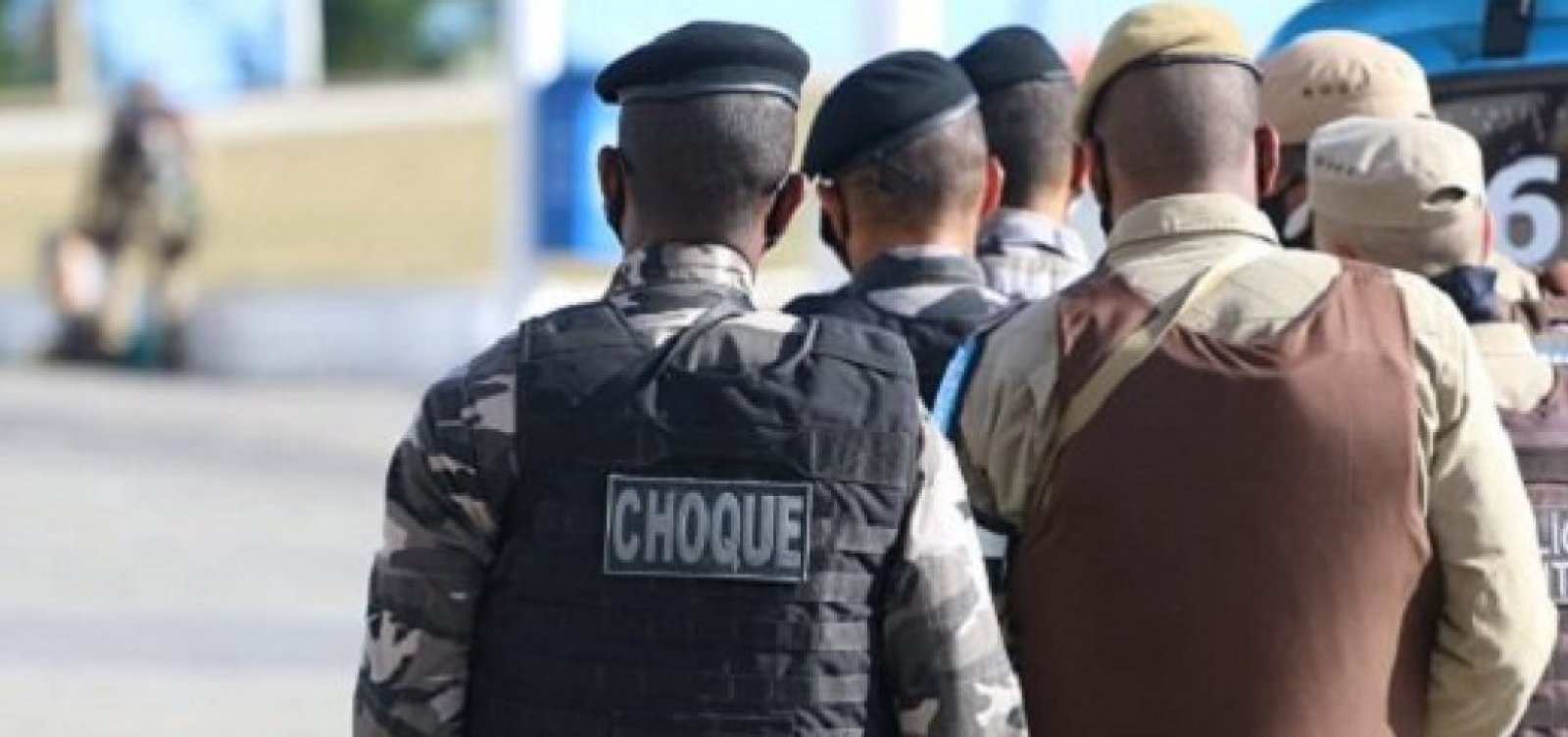 Polícia troca tiros com suspeitos de tráfico em "abrigo de criminosos" em Itacimirim