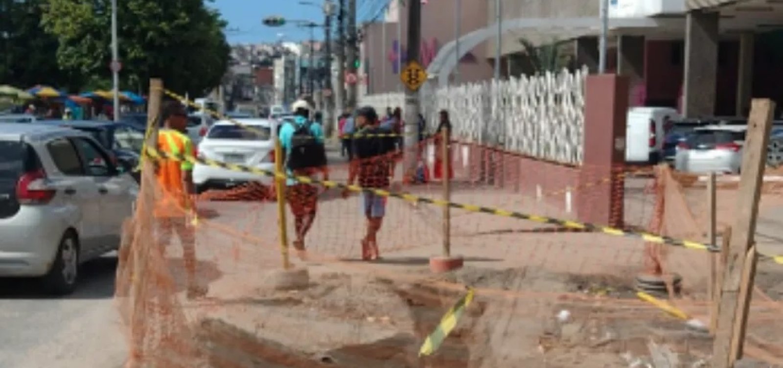 Em obras. região da Praça Irmã Dulce, em Salvador, tem trânsito parcialmente