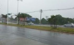 Chuva forte derruba poste em Stella Maris; trânsito é complicado