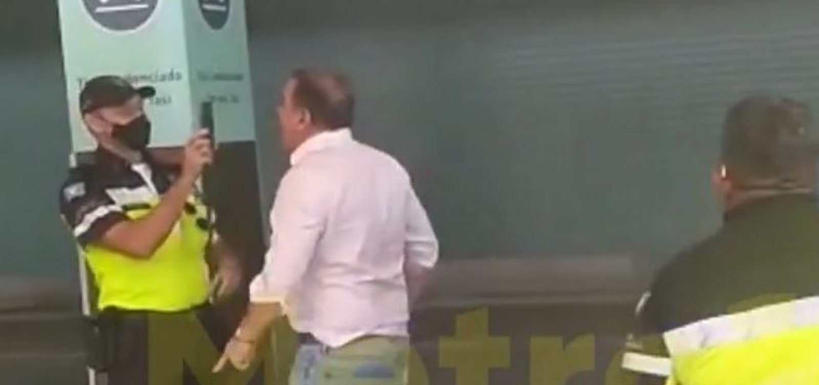Deputado João Bacelar dá tapas em peito de agente da Transalvador após estacionar de forma irregular; veja vídeo
