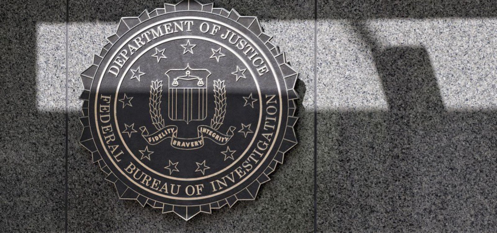 Homem com fuzil e colete à prova de balas tenta invadir prédio do FBI nos EUA