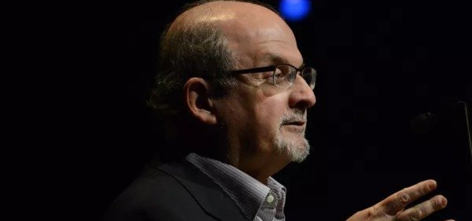 Salman Rushdie está ligado a respirador e pode perder um olho