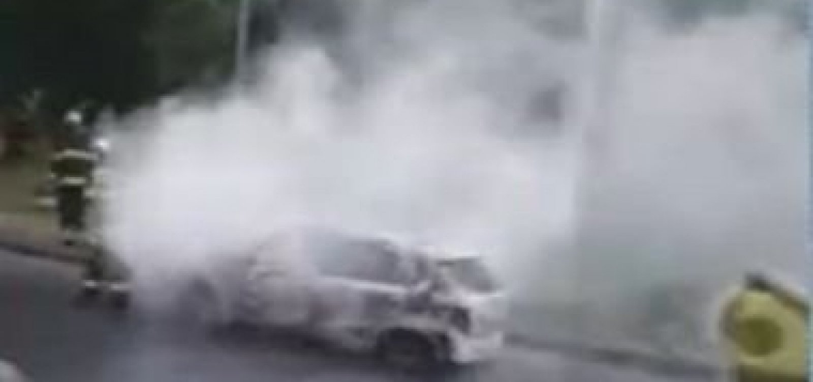 Carro pega fogo na Estrada do Derba após motorista fugir de assalto