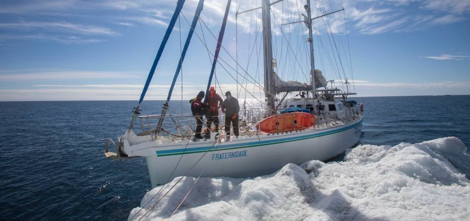 Em meio a geleiras, velejador Aleixo Belov enfrenta mar do Oceano Ártico