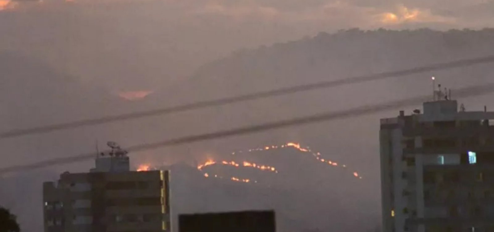 Bombeiros atuam há mais de 24 horas para debelar incêndio em Barreiras