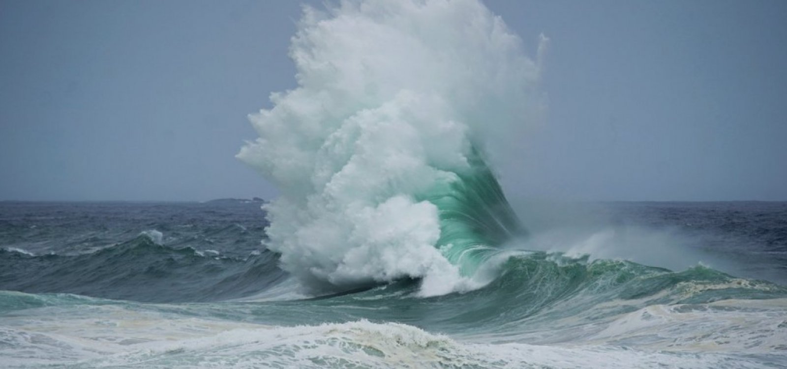 Marinha emite alerta de ressaca com ondas de até 2,5 metros em Salvador