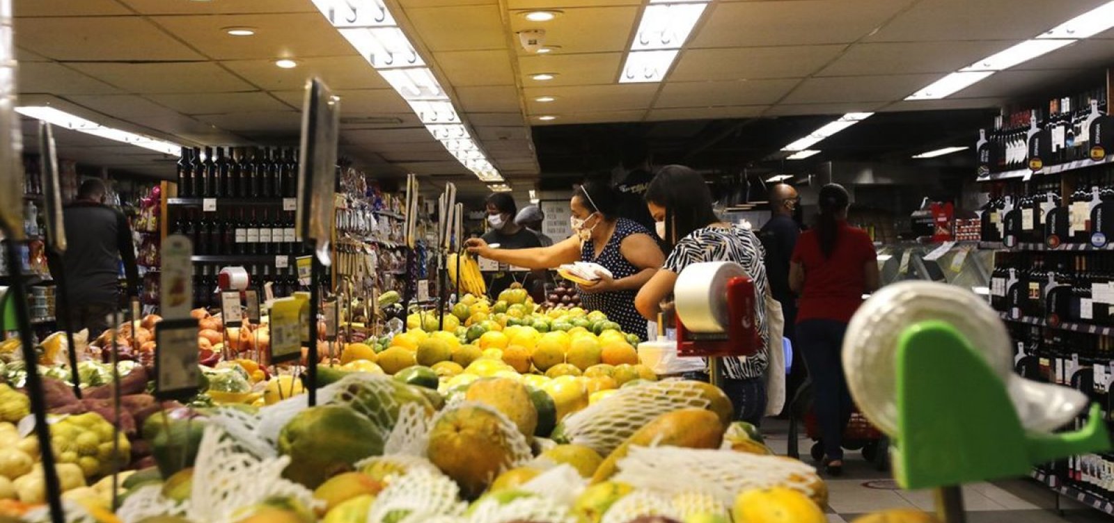 Primeira deflação no Brasil em mais de dois anos não é sentida pelos mais pobres