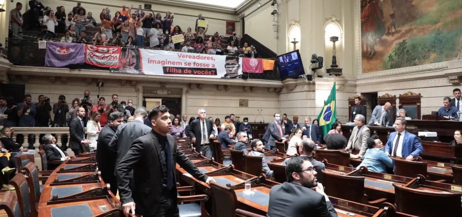 Câmara do Rio cassa mandato do vereador Gabriel Monteiro
