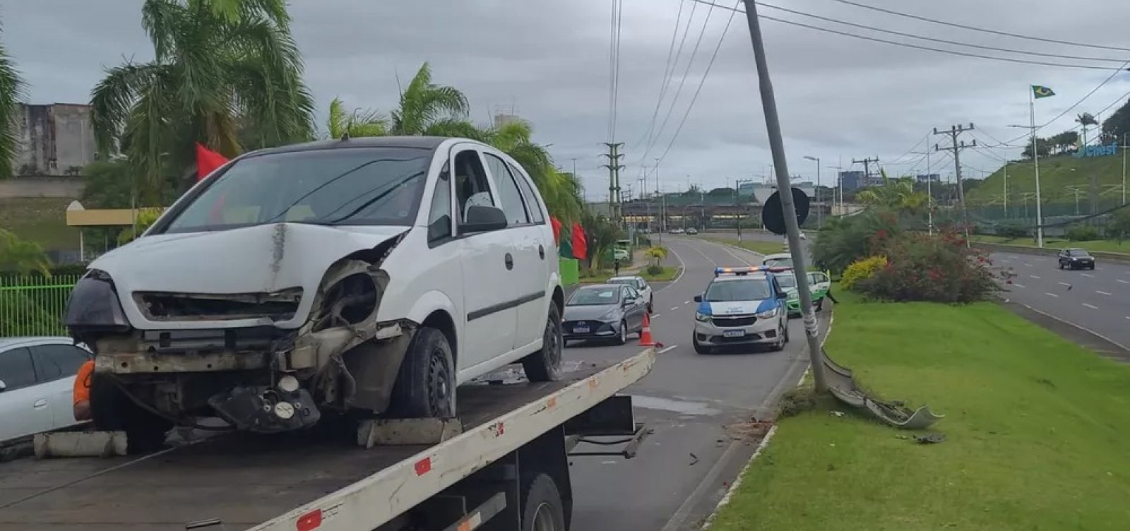 Motorista fica ferido após carro derrapar em óleo na Avenida Paralela e bater em poste