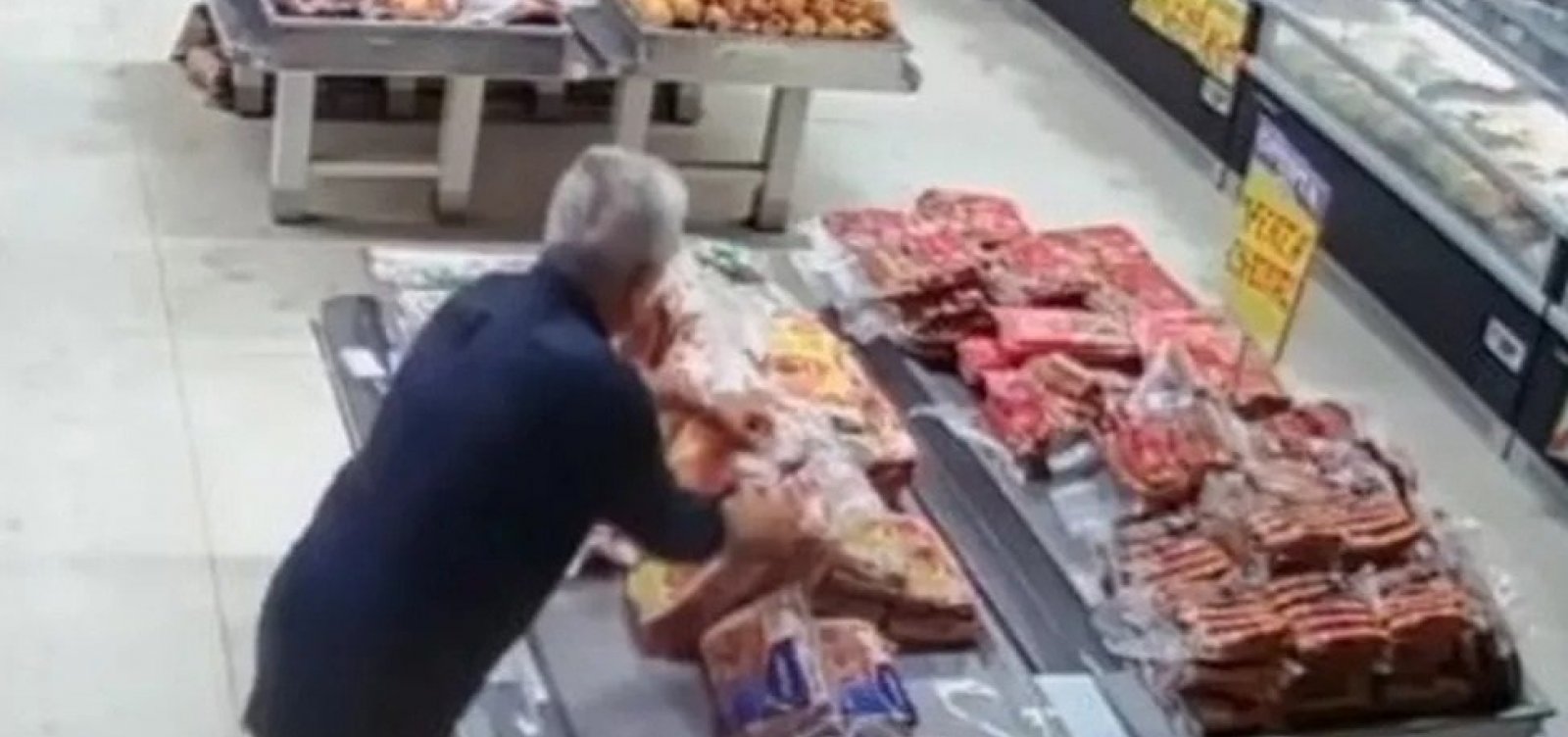 Homem é flagrado por câmeras de segurança furtando 120 kg de carnes em Porto Seguro