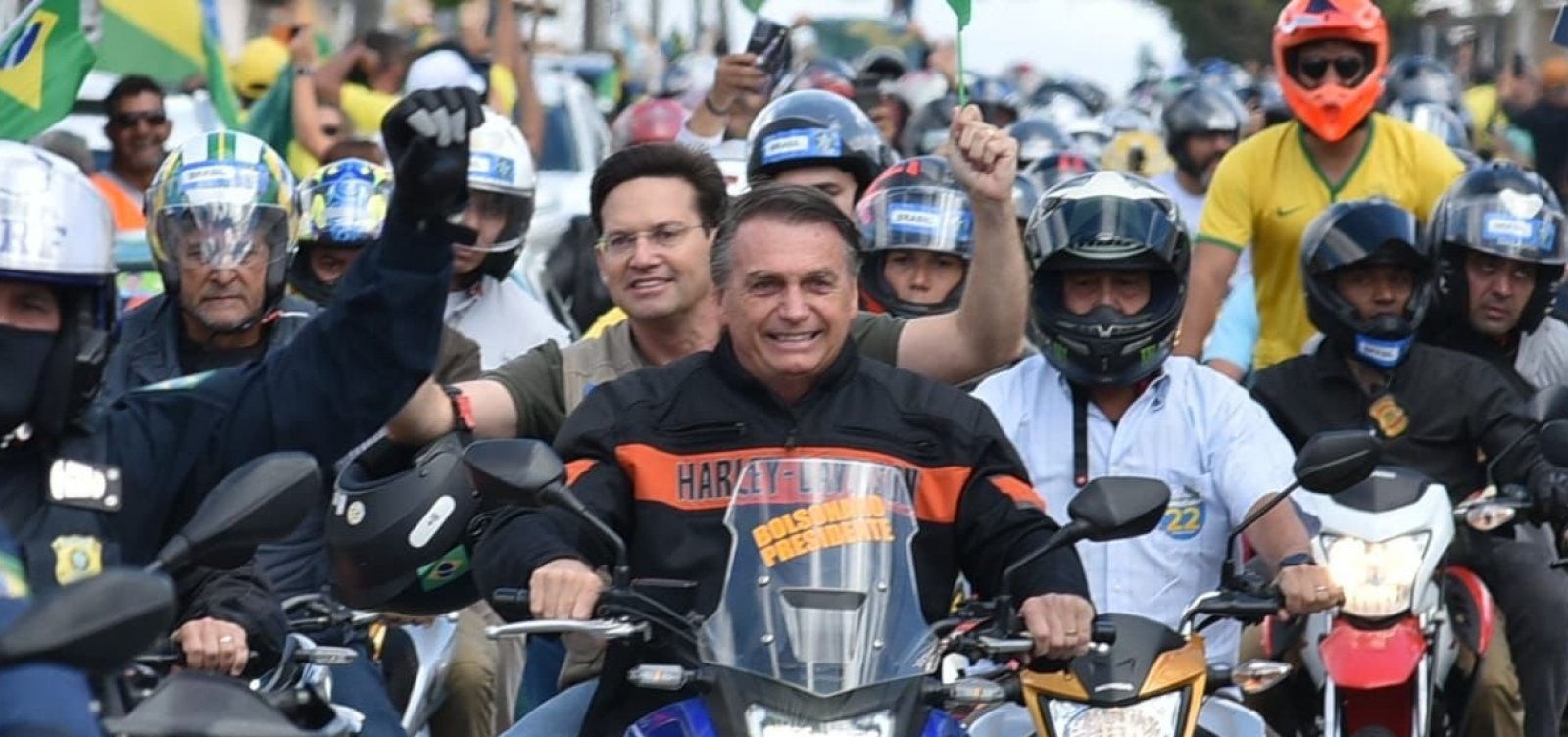 Em busca de votos, Bolsonaro desembarca em Vitória da Conquista e participa de motociata com João Roma