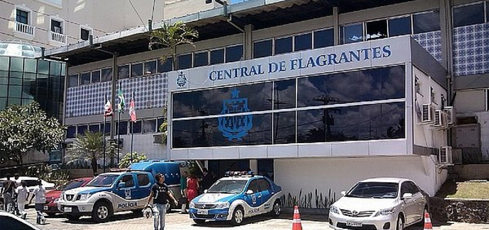 Em surto, detento tenta agredir colegas de cela e precisa ser contido por policiais