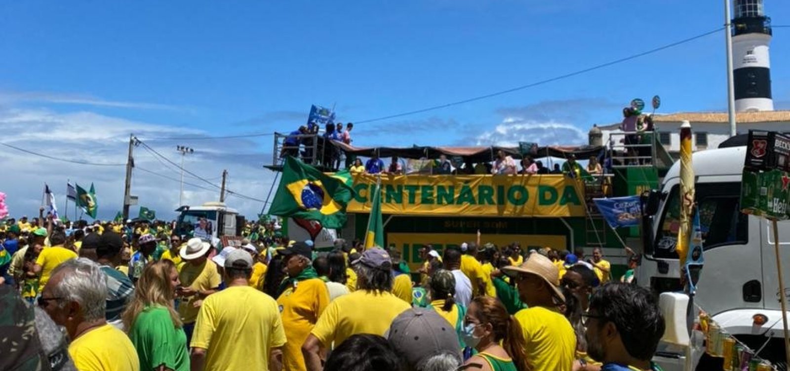 Ato em apoio a Bolsonaro tem quatro trios elétricos em trajeto do Farol ao Cristo 