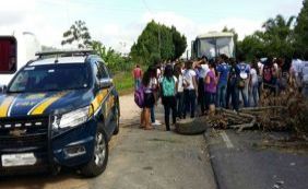 Estudantes fecham BR-330 e cobram transporte escolar na zona rural de Ipiaú