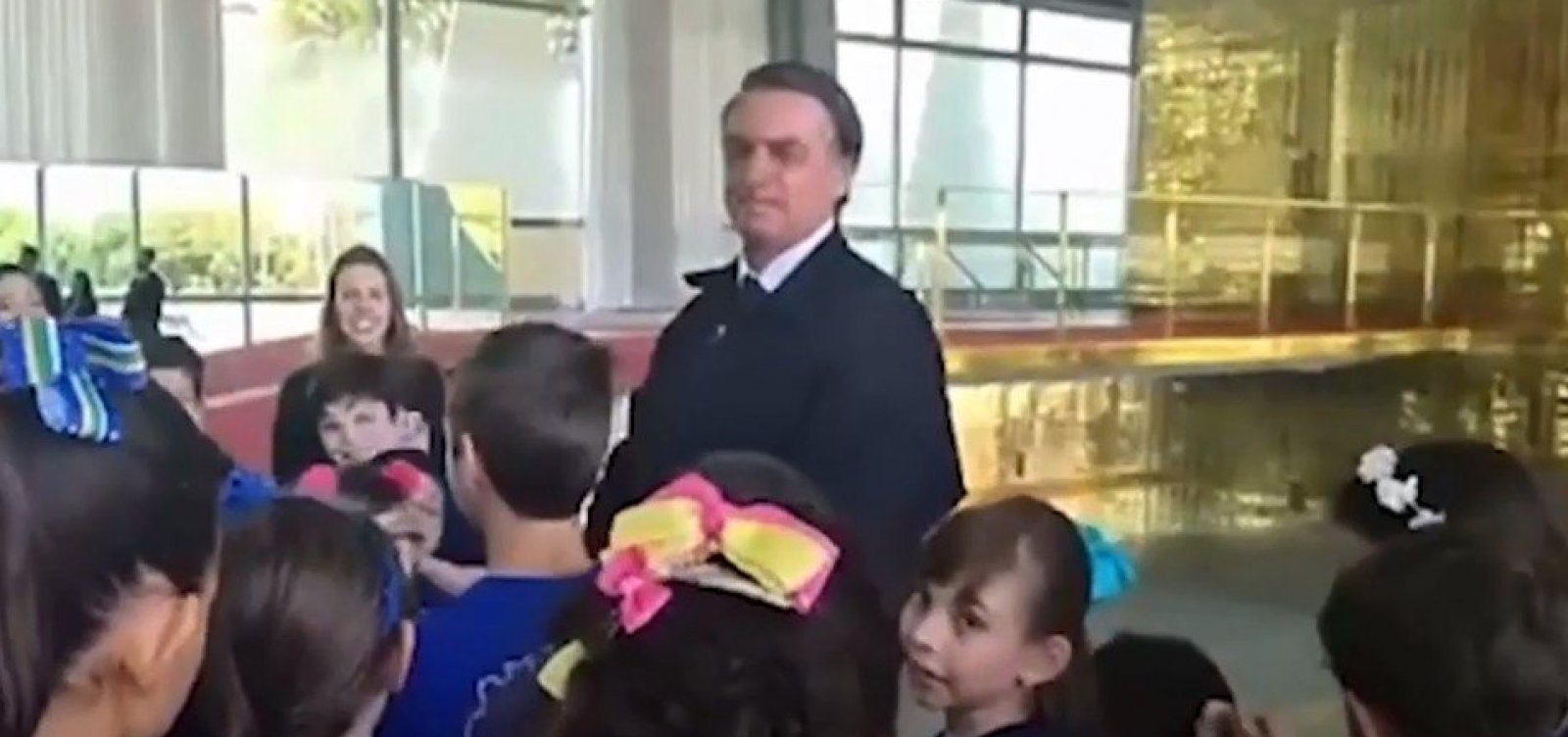 Bolsonaro sobre ausência em solenidade sobre Bicentenário: "Tinha muita gente para atender no cercadinho"