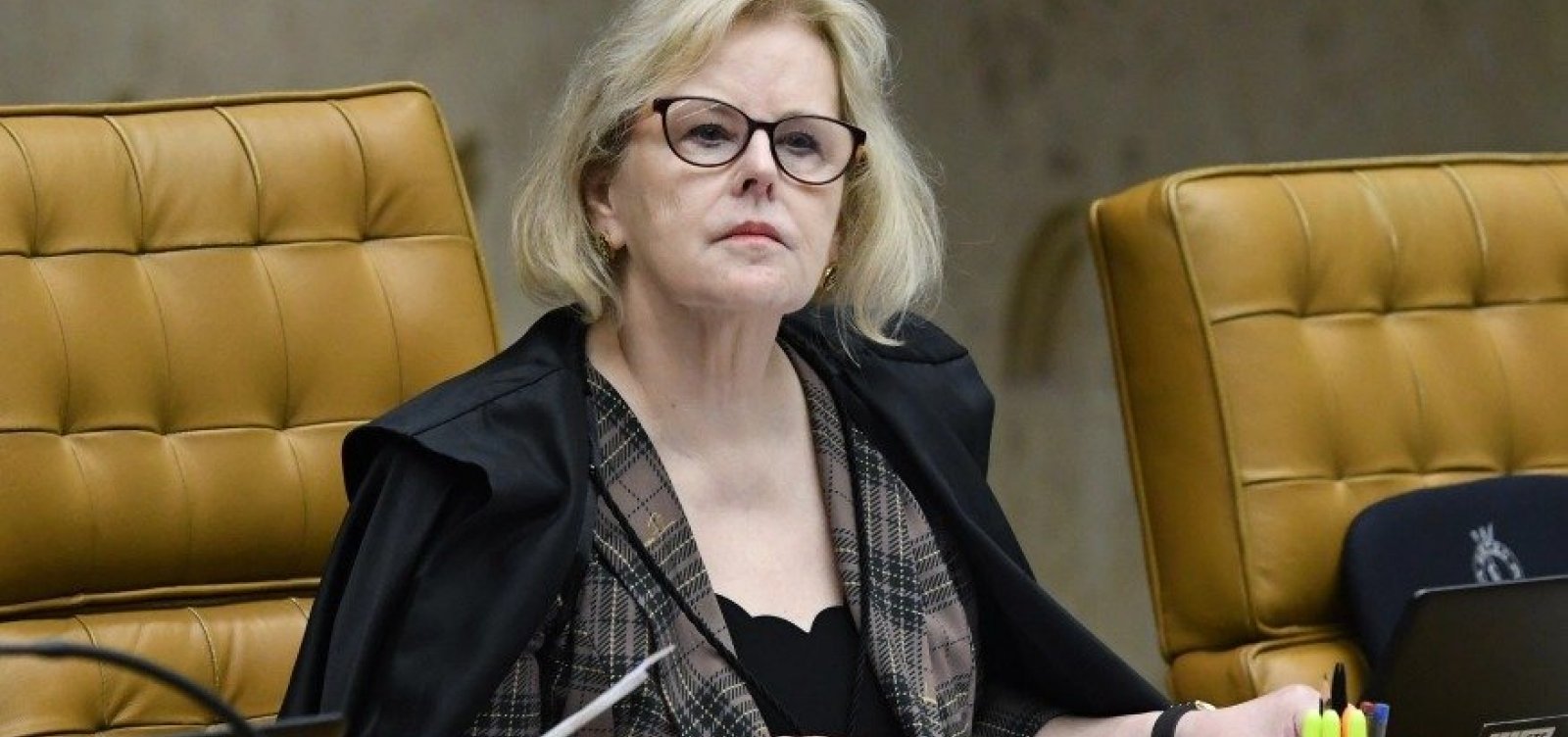 Rosa Weber toma posse no STF, critica "discursos de ódio" e prega separação entre Poderes