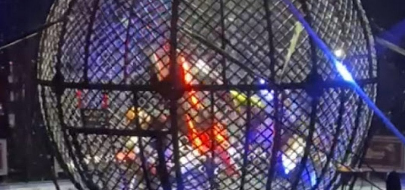 Motociclistas se chocam durante apresenta&ccedil;&atilde;o em 'globo da morte' de circo em Itabuna